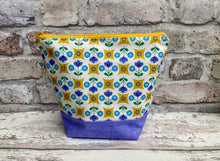 Load image into Gallery viewer, Flowery Fabric Single Skein Project Bag